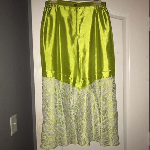 WOMENS’ LACE-ACCENTED SKIRT SUIT - Picture 6 of 8